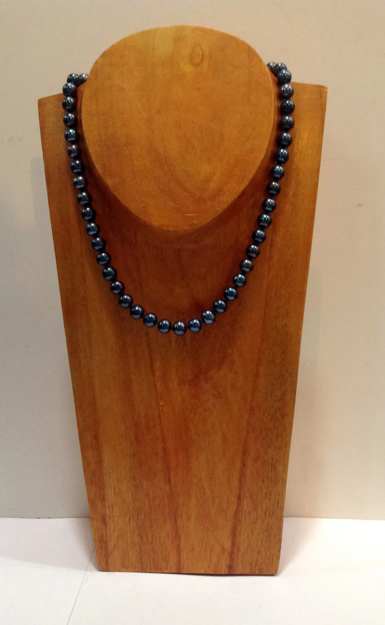 "The Noir Class Short" Freshwater Pearl Necklace