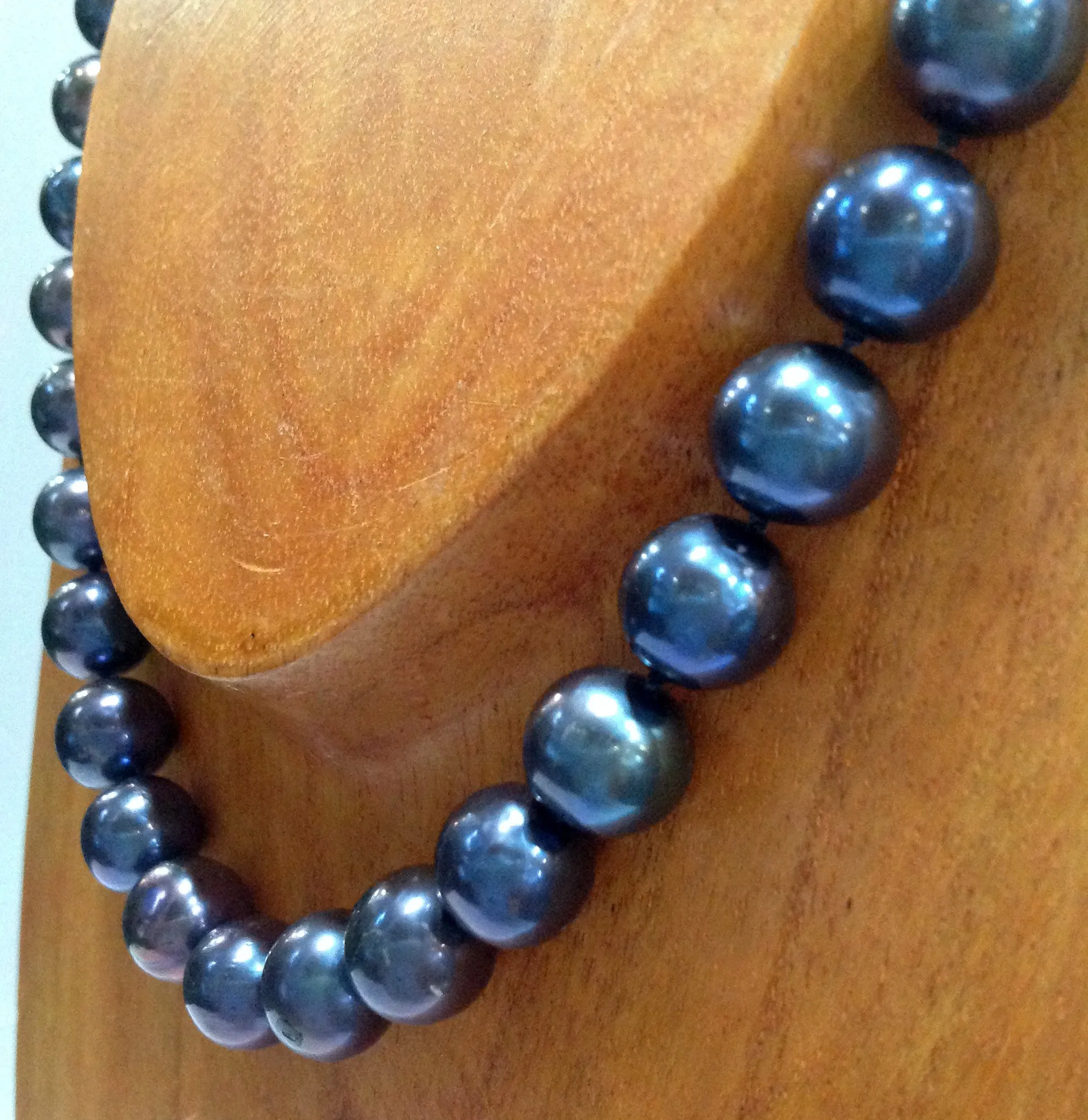 "The Noir Classic" Large Freshwater Pearl Necklace